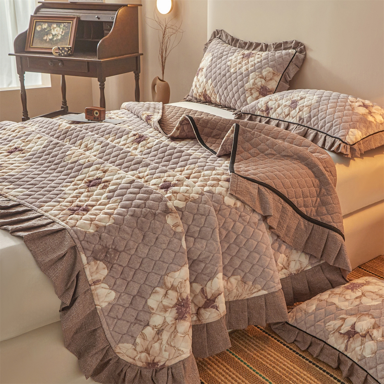 91家纺网 家纺一手货源 找家纺 宜凡家纺 2025新款牛奶绒床盖三件套（双面可用） 米洛花