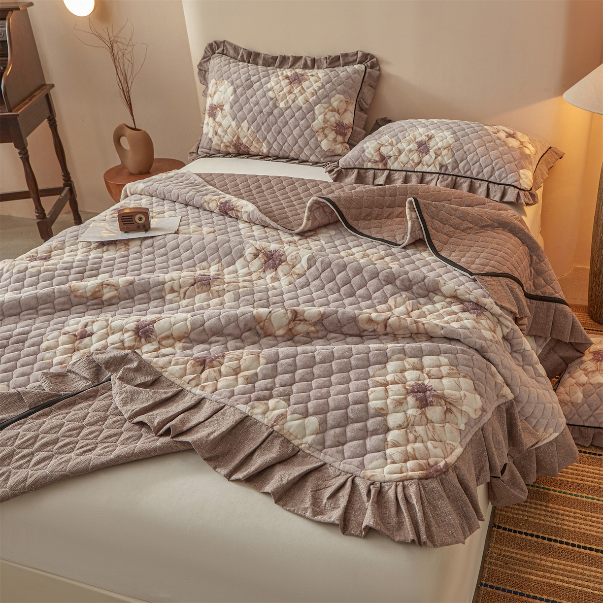 91家纺网 家纺一手货源 找家纺 宜凡家纺 2025新款牛奶绒床盖三件套（双面可用） 米洛花