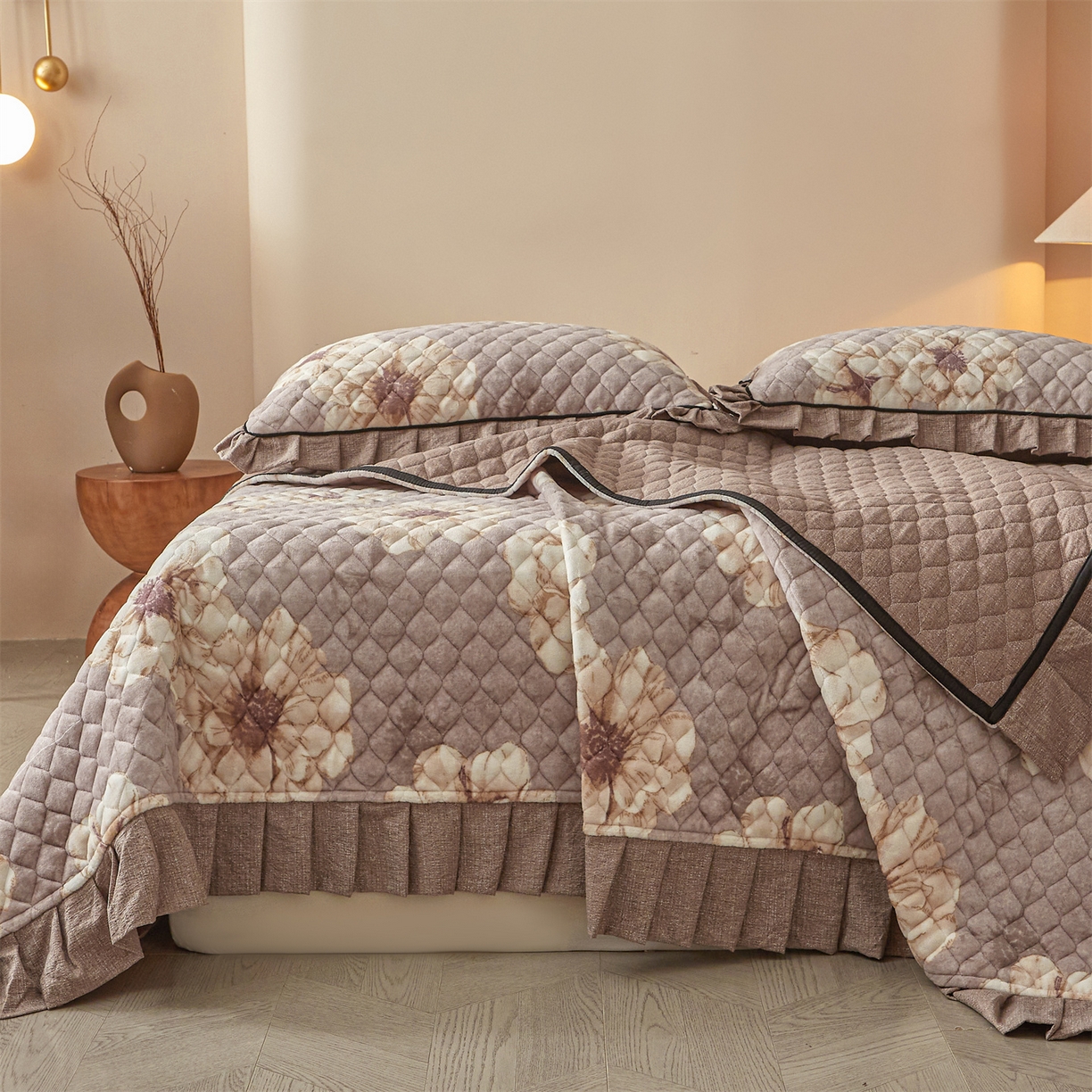 91家纺网 家纺一手货源 找家纺 宜凡家纺 2025新款牛奶绒床盖三件套（双面可用） 米洛花