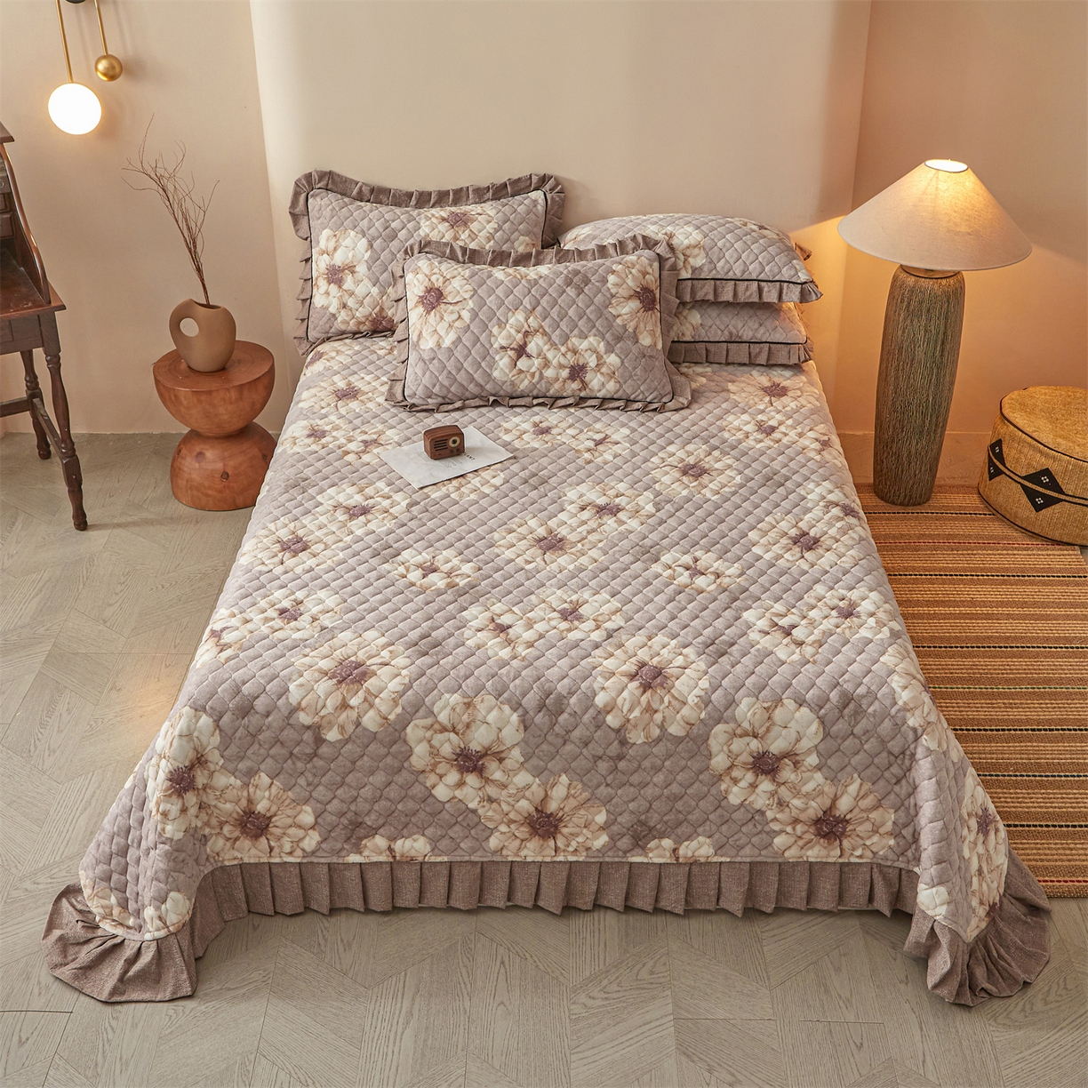 91家纺网 家纺一手货源 找家纺 宜凡家纺 2025新款牛奶绒床盖三件套（双面可用） 米洛花