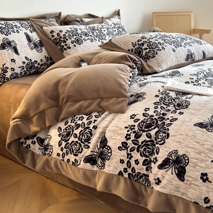 91家纺网 家纺一手货源 找家纺 九花鹿 2025新款宽边雕花绒牛奶绒四件套 宽边雕花-蝶舞