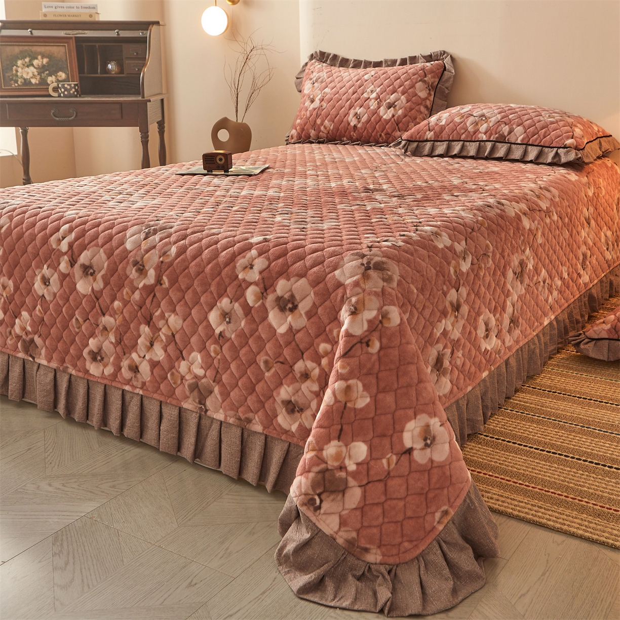 91家纺网 家纺一手货源 找家纺 宜凡家纺 2025新款牛奶绒床盖三件套（双面可用） 一剪梅