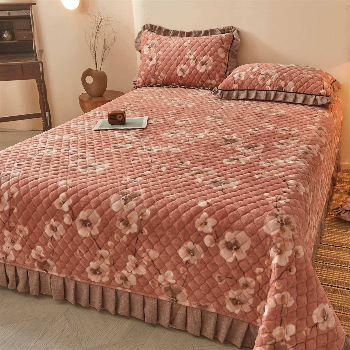 91家纺网 家纺一手货源 找家纺 宜凡家纺 2025新款牛奶绒床盖三件套（双面可用） 一剪梅