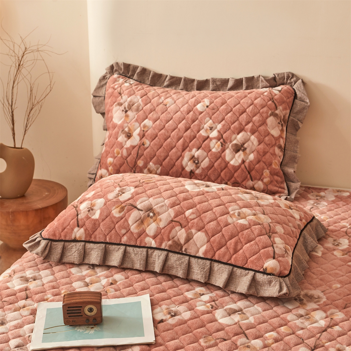 91家纺网 家纺一手货源 找家纺 宜凡家纺 2025新款牛奶绒床盖三件套（双面可用） 一剪梅