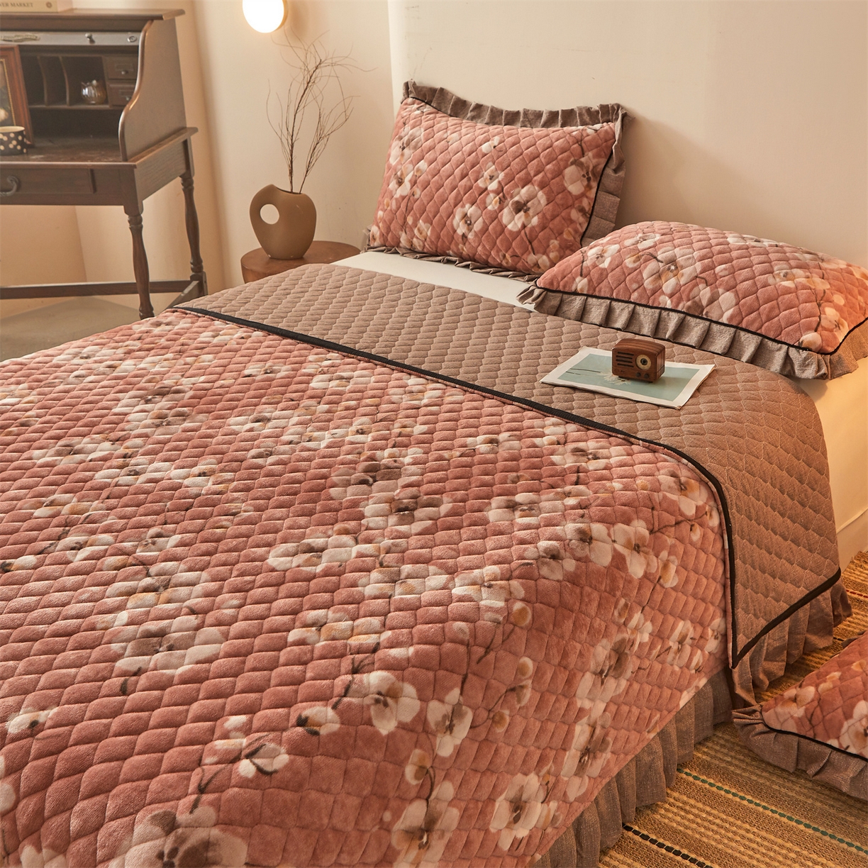 91家纺网 家纺一手货源 找家纺 宜凡家纺 2025新款牛奶绒床盖三件套（双面可用） 一剪梅