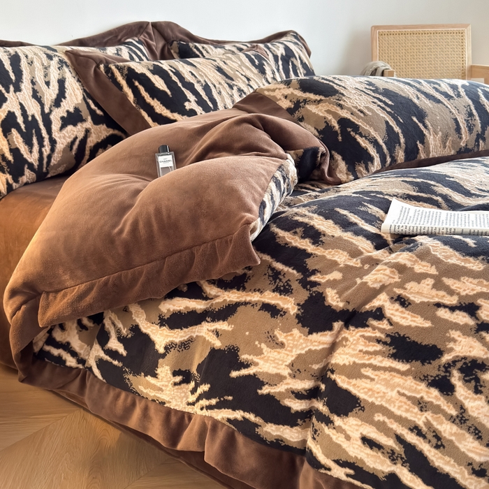 91家纺网 家纺一手货源 找家纺 九花鹿 2025新款宽边雕花绒牛奶绒四件套 宽边雕花-情调(奶茶棕）