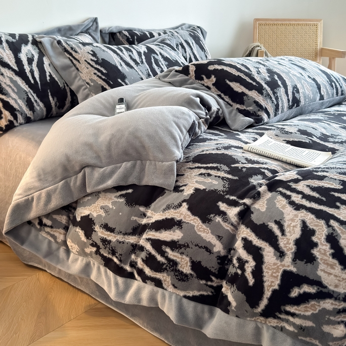 91家纺网 家纺一手货源 找家纺 九花鹿 2025新款宽边雕花绒牛奶绒四件套 宽边雕花-情调(浅灰）