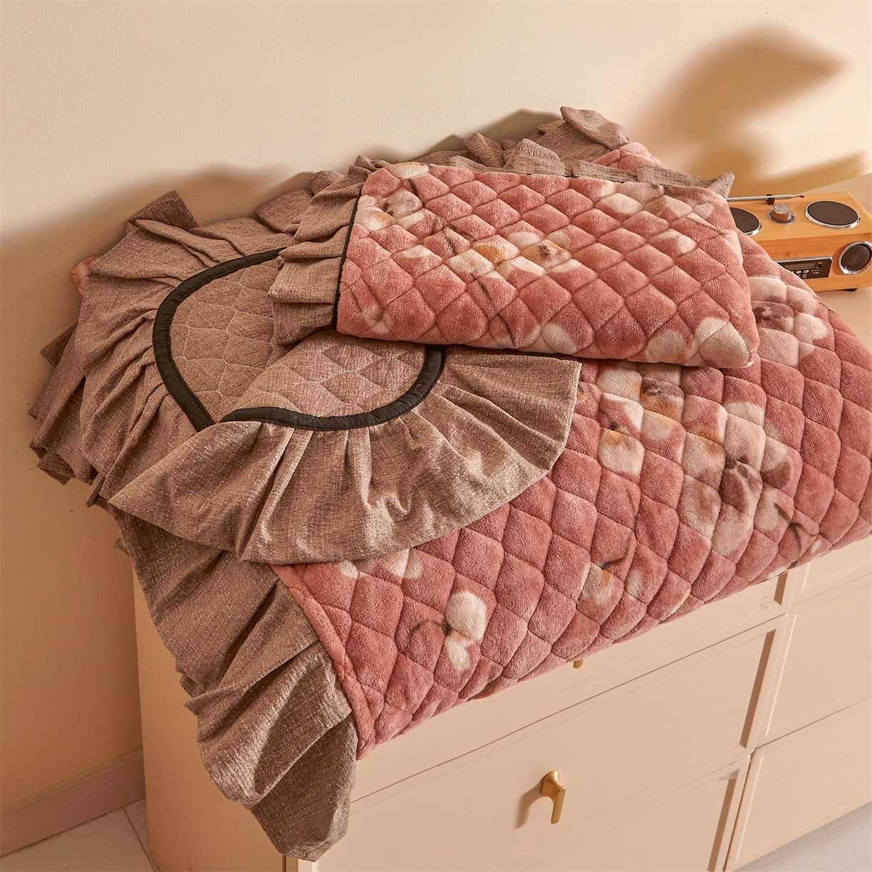 91家纺网 家纺一手货源 找家纺 宜凡家纺 2025新款牛奶绒床盖三件套（双面可用） 一剪梅