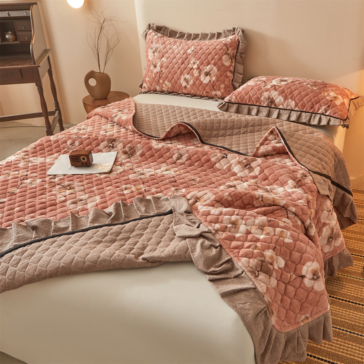 91家纺网 家纺一手货源 找家纺 宜凡家纺 2025新款牛奶绒床盖三件套（双面可用） 一剪梅