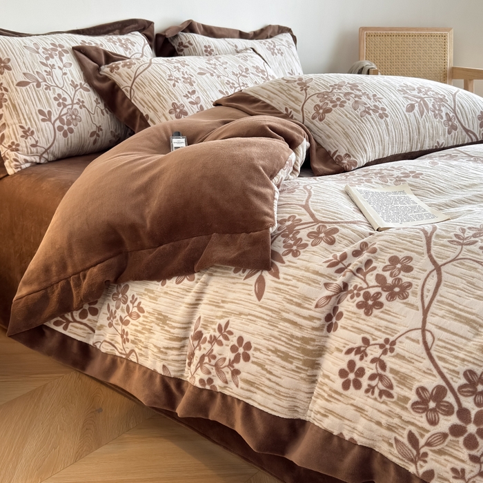 91家纺网 家纺一手货源 找家纺 九花鹿 2025新款宽边雕花绒牛奶绒四件套 宽边雕花-悠然花朵(奶咖）