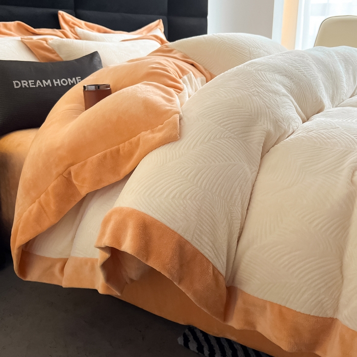 91家纺网 家纺一手货源 找家纺 九花鹿 2025新款宽边雕花绒牛奶绒四件套 宽边-枫叶奶白拼杏黄