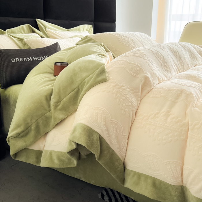 91家纺网 家纺一手货源 找家纺 九花鹿 2025新款宽边雕花绒牛奶绒四件套 宽边-莫奈奶白拼豆绿