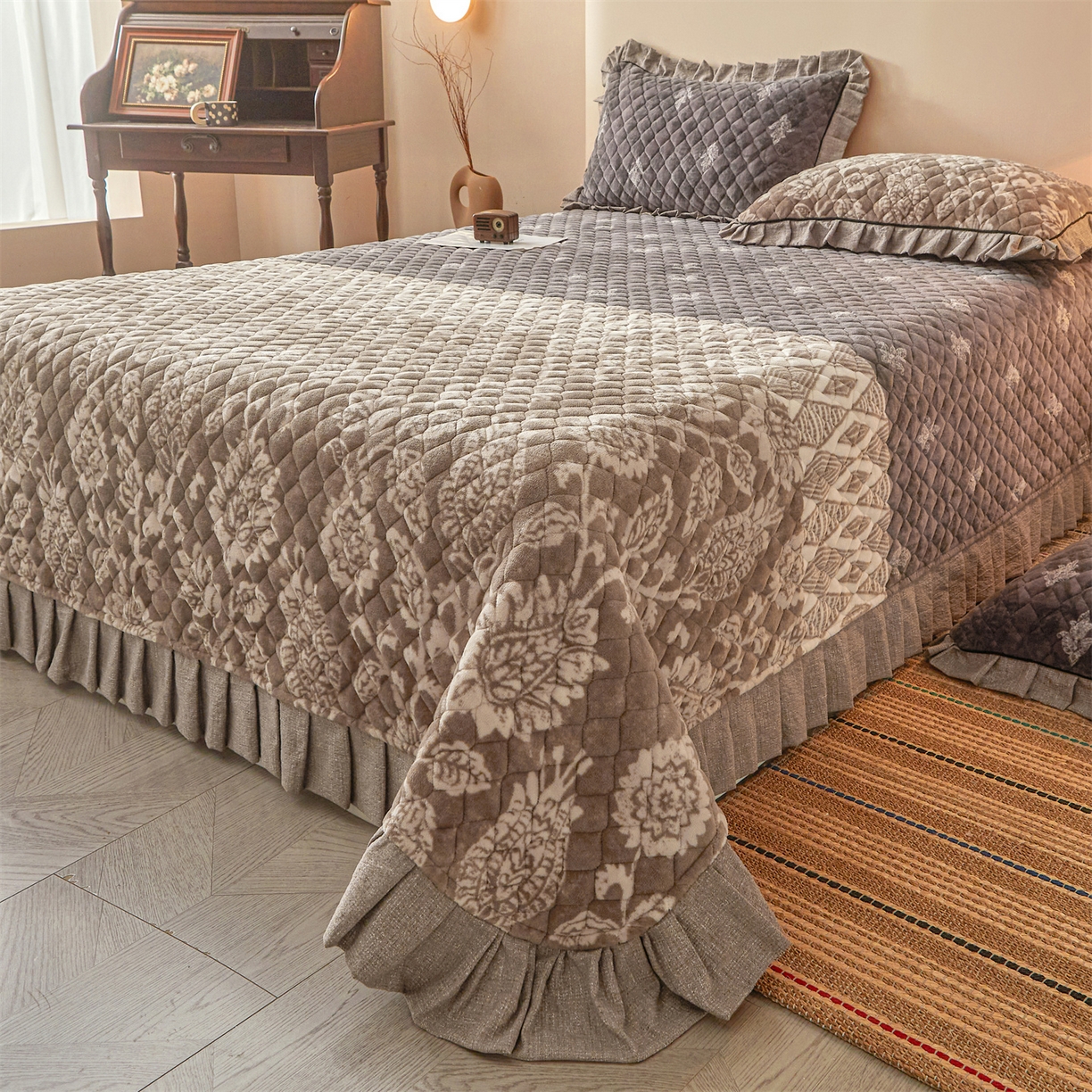 91家纺网 家纺一手货源 找家纺 宜凡家纺 2025新款牛奶绒床盖三件套（双面可用） 依梦园