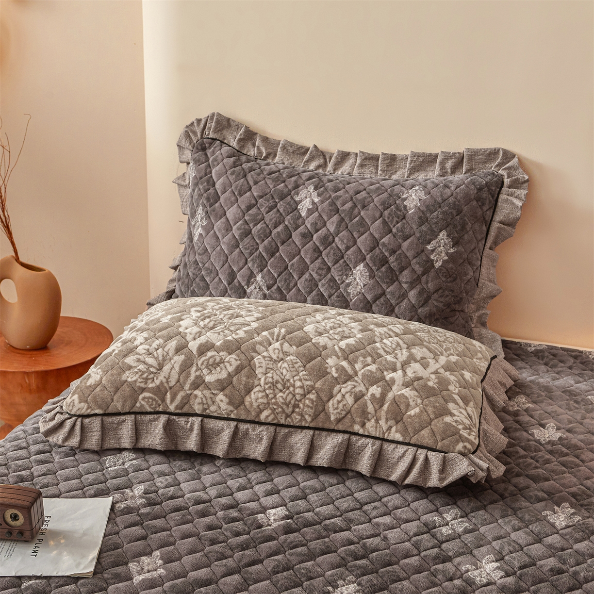 91家纺网 家纺一手货源 找家纺 宜凡家纺 2025新款牛奶绒床盖三件套（双面可用） 依梦园