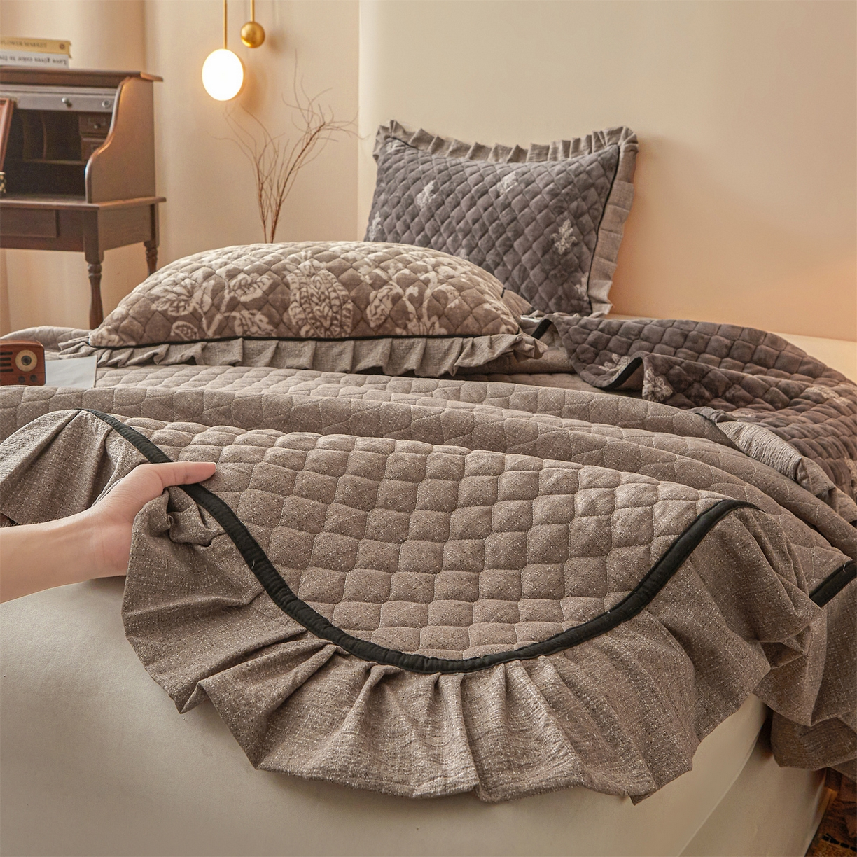 91家纺网 家纺一手货源 找家纺 宜凡家纺 2025新款牛奶绒床盖三件套（双面可用） 依梦园