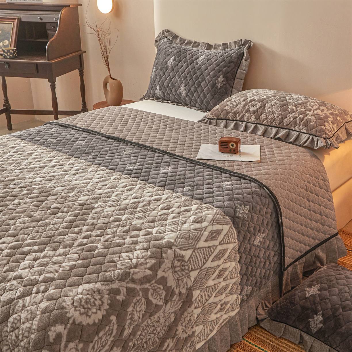 91家纺网 家纺一手货源 找家纺 宜凡家纺 2025新款牛奶绒床盖三件套（双面可用） 依梦园