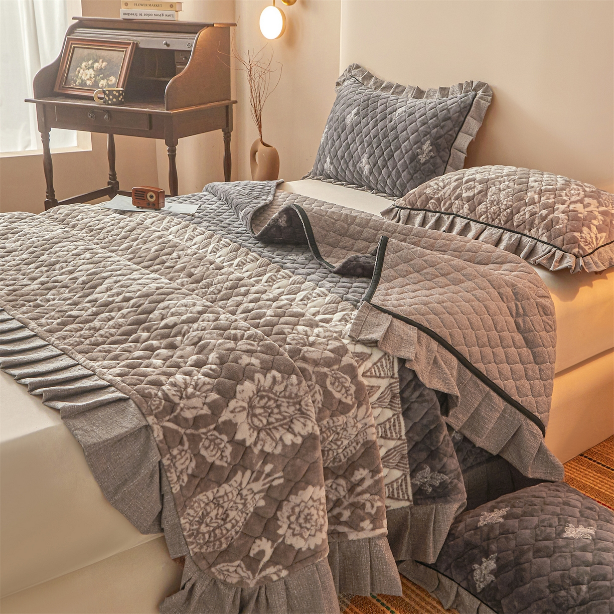 91家纺网 家纺一手货源 找家纺 宜凡家纺 2025新款牛奶绒床盖三件套（双面可用） 依梦园