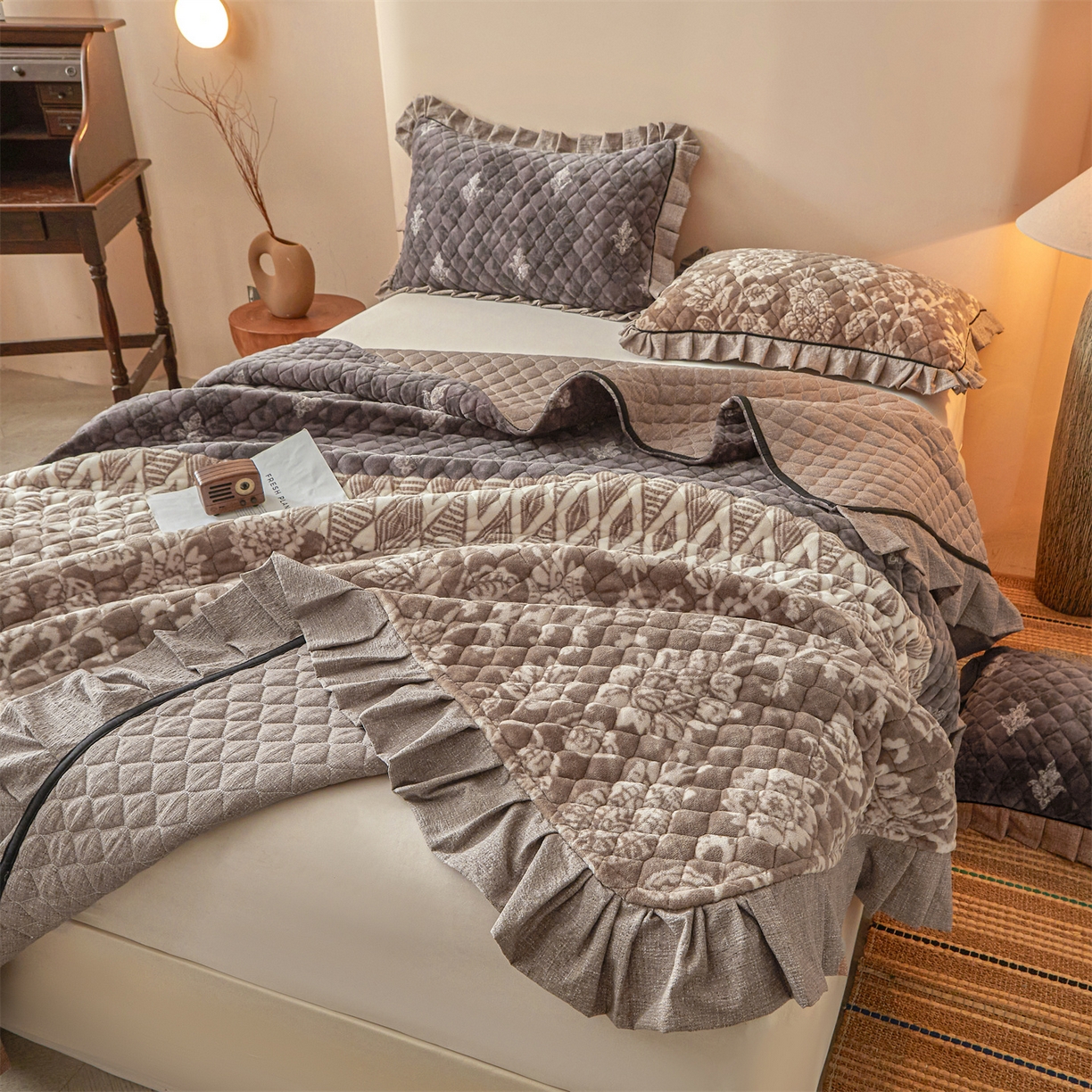 91家纺网 家纺一手货源 找家纺 宜凡家纺 2025新款牛奶绒床盖三件套（双面可用） 依梦园