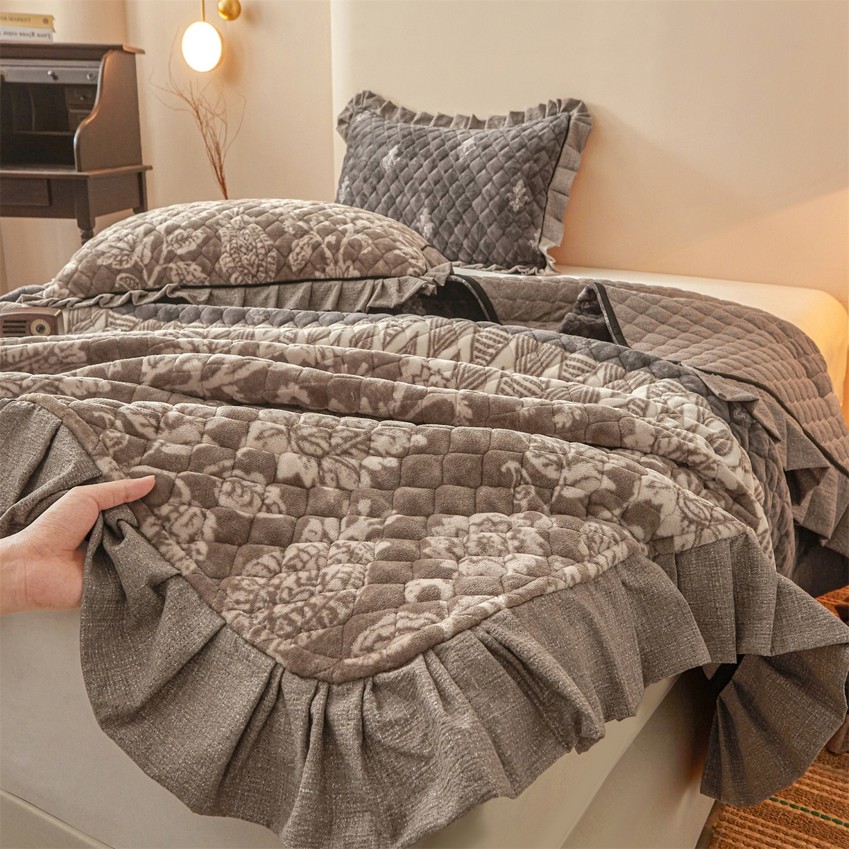 91家纺网 家纺一手货源 找家纺 宜凡家纺 2025新款牛奶绒床盖三件套（双面可用） 依梦园