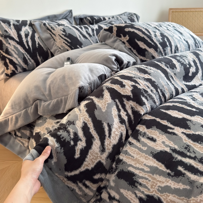 91家纺网 家纺一手货源 找家纺 九花鹿 2025新款宽边雕花绒牛奶绒四件套 宽边雕花-情调(浅灰）