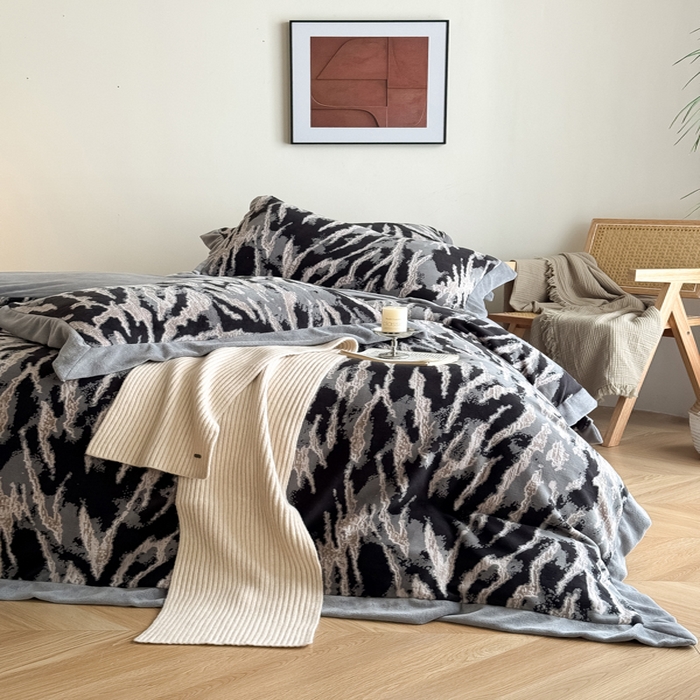 91家纺网 家纺一手货源 找家纺 九花鹿 2025新款宽边雕花绒牛奶绒四件套 宽边雕花-情调(浅灰）