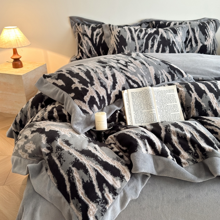 91家纺网 家纺一手货源 找家纺 九花鹿 2025新款宽边雕花绒牛奶绒四件套 宽边雕花-情调(浅灰）