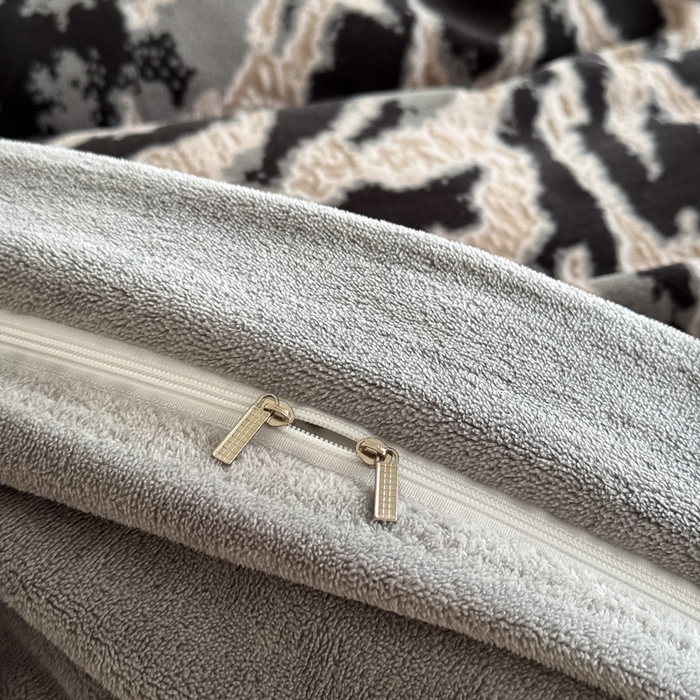 91家纺网 家纺一手货源 找家纺 九花鹿 2025新款宽边雕花绒牛奶绒四件套 宽边雕花-情调(浅灰）