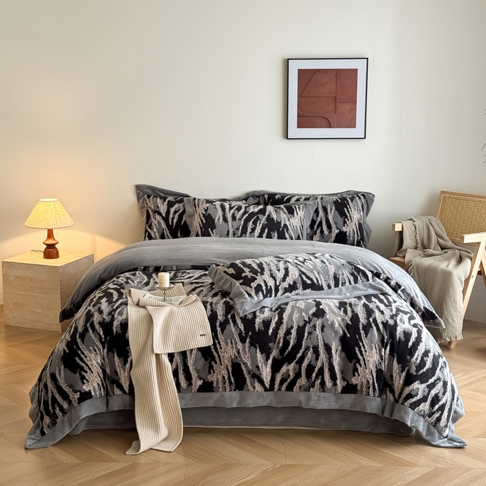 91家纺网 家纺一手货源 找家纺 九花鹿 2025新款宽边雕花绒牛奶绒四件套 宽边雕花-情调(浅灰）