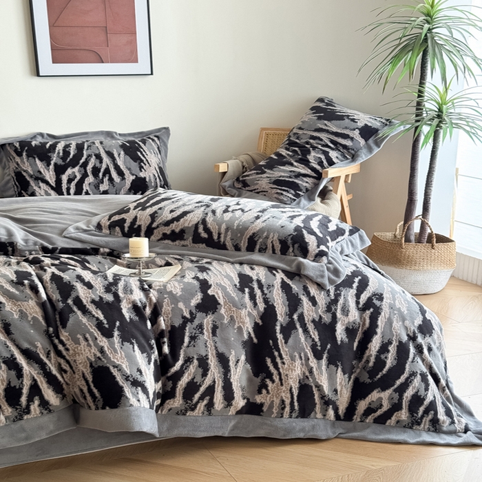 91家纺网 家纺一手货源 找家纺 九花鹿 2025新款宽边雕花绒牛奶绒四件套 宽边雕花-情调(浅灰）