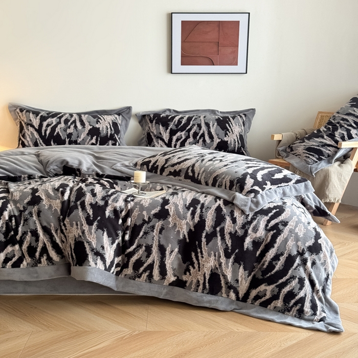 91家纺网 家纺一手货源 找家纺 九花鹿 2025新款宽边雕花绒牛奶绒四件套 宽边雕花-情调(浅灰）