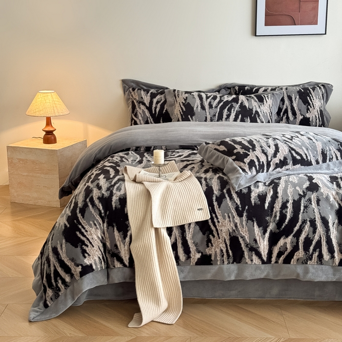 91家纺网 家纺一手货源 找家纺 九花鹿 2025新款宽边雕花绒牛奶绒四件套 宽边雕花-情调(浅灰）