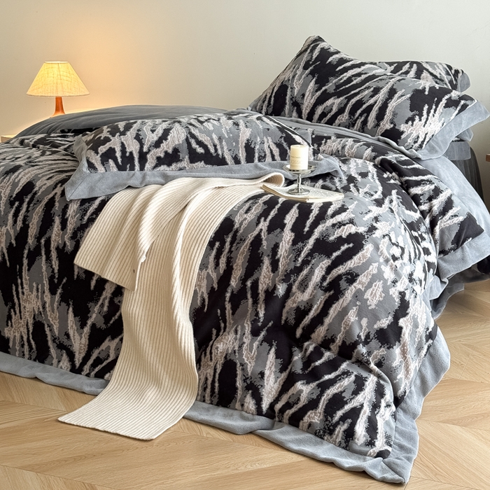 91家纺网 家纺一手货源 找家纺 九花鹿 2025新款宽边雕花绒牛奶绒四件套 宽边雕花-情调(浅灰）