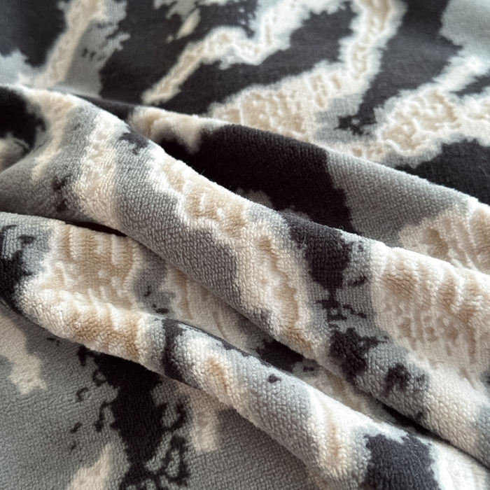 91家纺网 家纺一手货源 找家纺 九花鹿 2025新款宽边雕花绒牛奶绒四件套 宽边雕花-情调(浅灰）