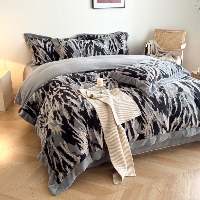 91家纺网 家纺一手货源 找家纺 九花鹿 2025新款宽边雕花绒牛奶绒四件套 宽边雕花-情调(浅灰）