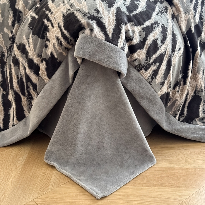 91家纺网 家纺一手货源 找家纺 九花鹿 2025新款宽边雕花绒牛奶绒四件套 宽边雕花-情调(浅灰）