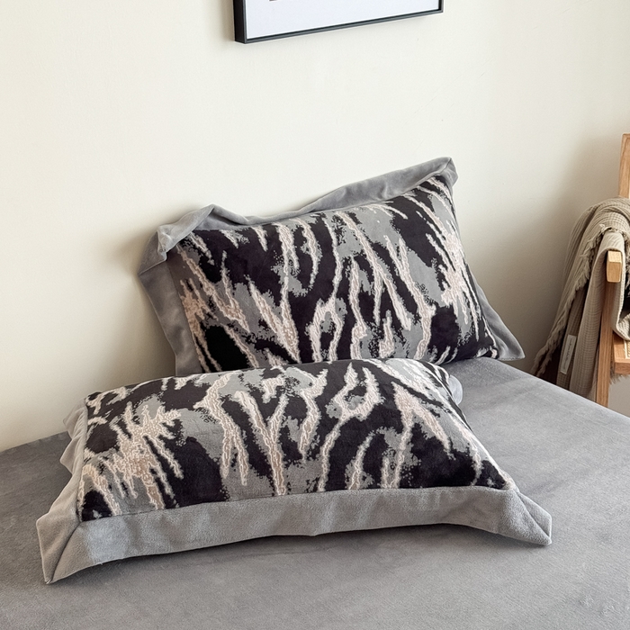 91家纺网 家纺一手货源 找家纺 九花鹿 2025新款宽边雕花绒牛奶绒四件套 宽边雕花-情调(浅灰）