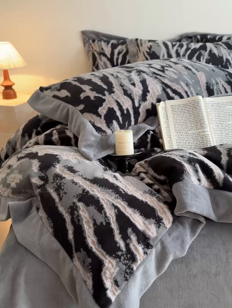 91家纺网 家纺一手货源 找家纺 九花鹿 2025新款宽边雕花绒牛奶绒四件套 宽边雕花-情调(浅灰）