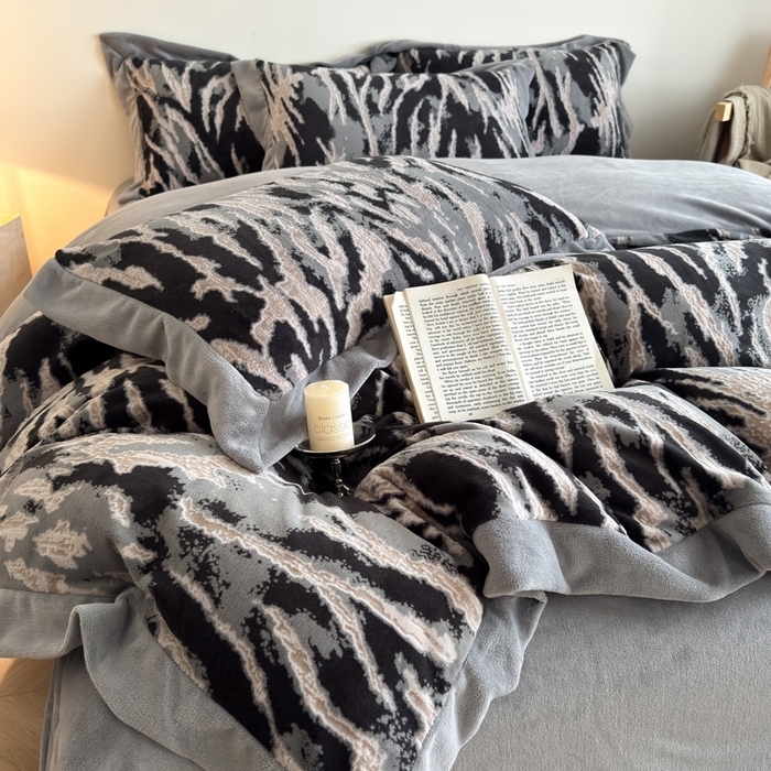 91家纺网 家纺一手货源 找家纺 九花鹿 2025新款宽边雕花绒牛奶绒四件套 宽边雕花-情调(浅灰）