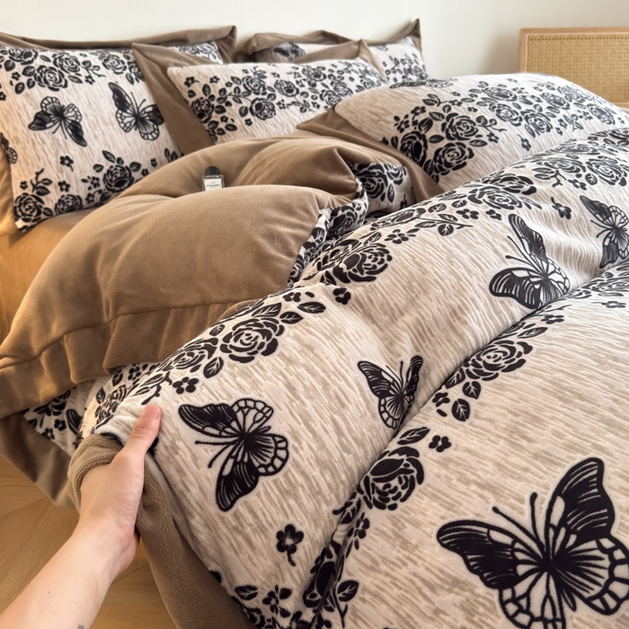 91家纺网 家纺一手货源 找家纺 九花鹿 2025新款宽边雕花绒牛奶绒四件套 宽边雕花-蝶舞