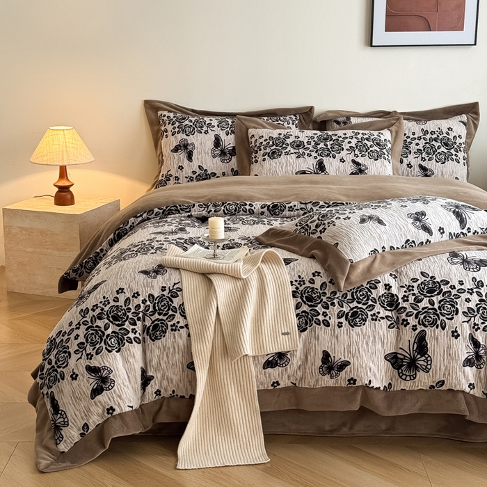 91家纺网 家纺一手货源 找家纺 九花鹿 2025新款宽边雕花绒牛奶绒四件套 宽边雕花-蝶舞