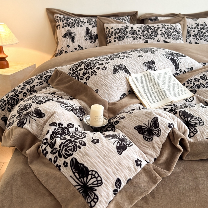 91家纺网 家纺一手货源 找家纺 九花鹿 2025新款宽边雕花绒牛奶绒四件套 宽边雕花-蝶舞