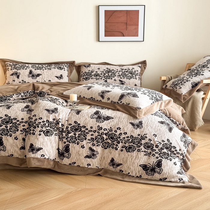 91家纺网 家纺一手货源 找家纺 九花鹿 2025新款宽边雕花绒牛奶绒四件套 宽边雕花-蝶舞