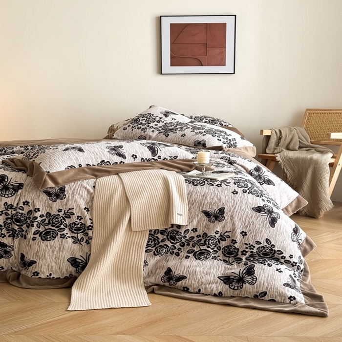 91家纺网 家纺一手货源 找家纺 九花鹿 2025新款宽边雕花绒牛奶绒四件套 宽边雕花-蝶舞