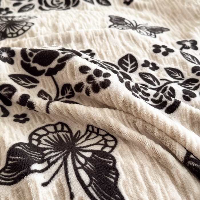 91家纺网 家纺一手货源 找家纺 九花鹿 2025新款宽边雕花绒牛奶绒四件套 宽边雕花-蝶舞