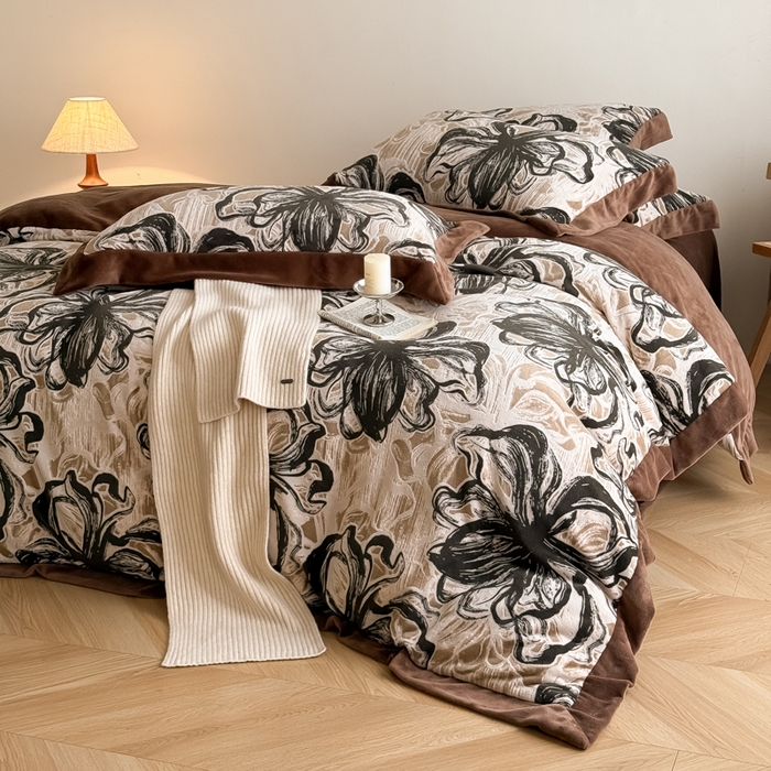 91家纺网 家纺一手货源 找家纺 九花鹿 2025新款宽边雕花绒牛奶绒四件套 宽边雕花-花慕里