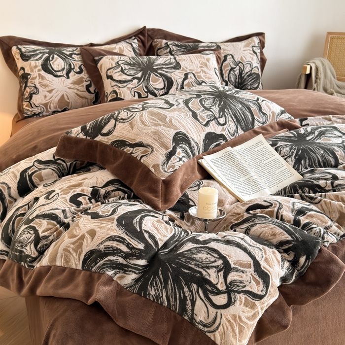 91家纺网 家纺一手货源 找家纺 九花鹿 2025新款宽边雕花绒牛奶绒四件套 宽边雕花-花慕里