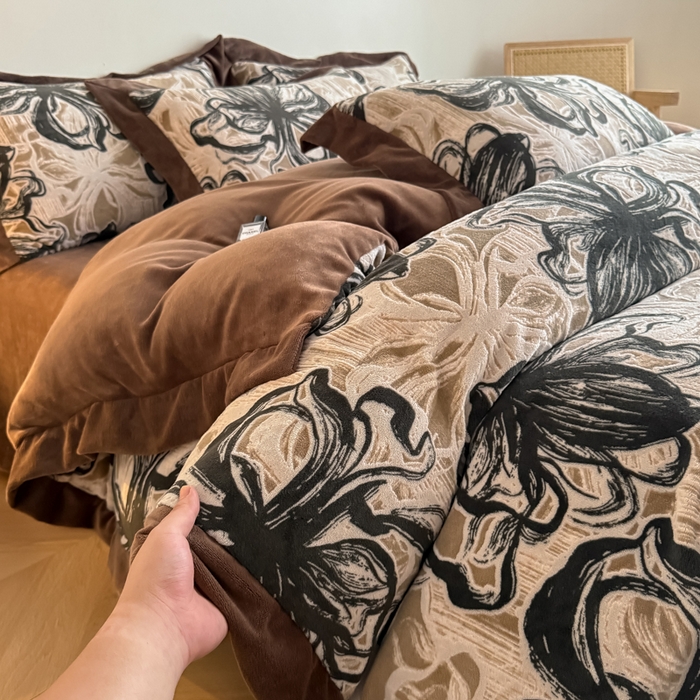 91家纺网 家纺一手货源 找家纺 九花鹿 2025新款宽边雕花绒牛奶绒四件套 宽边雕花-花慕里