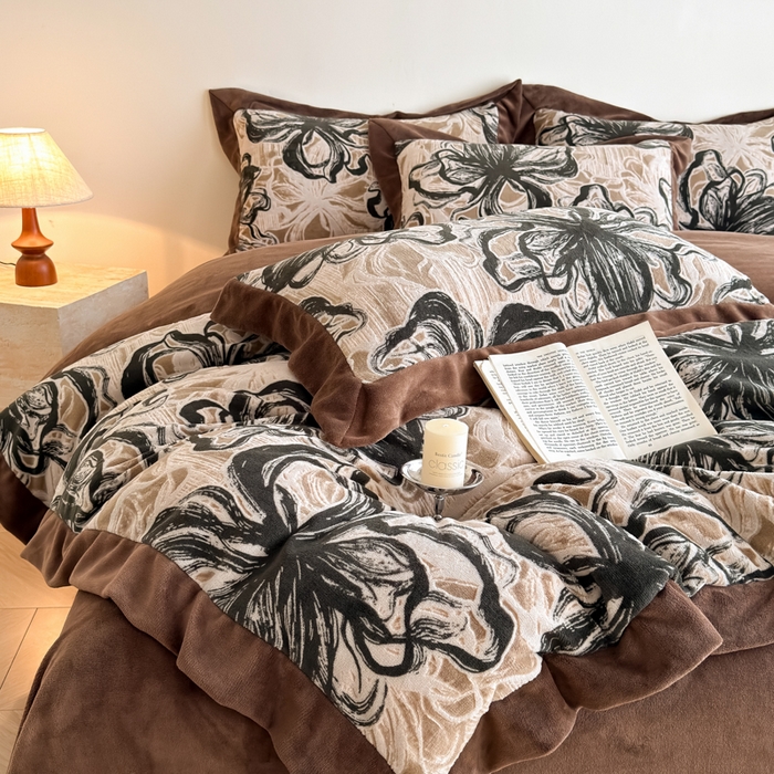 91家纺网 家纺一手货源 找家纺 九花鹿 2025新款宽边雕花绒牛奶绒四件套 宽边雕花-花慕里