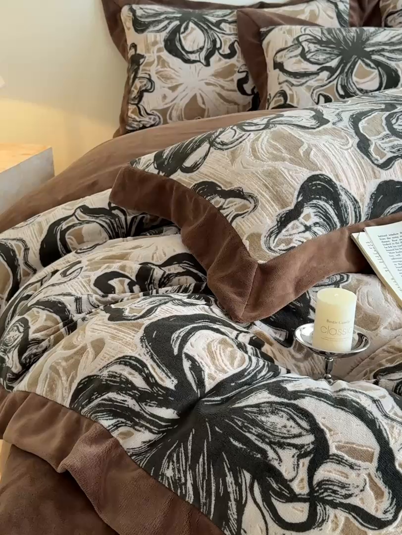 91家纺网 家纺一手货源 找家纺 九花鹿 2025新款宽边雕花绒牛奶绒四件套 宽边雕花-花慕里