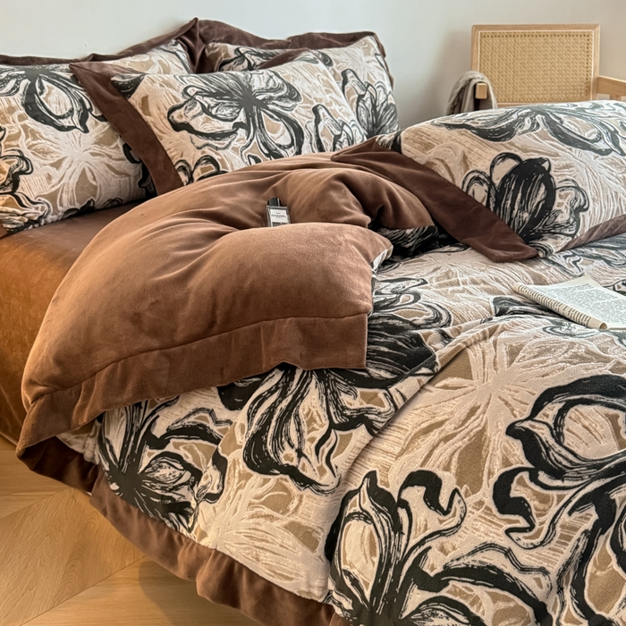 91家纺网 家纺一手货源 找家纺 九花鹿 2025新款宽边雕花绒牛奶绒四件套 宽边雕花-花慕里